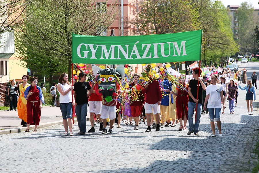 Pr�vod vede ��nsk� drak