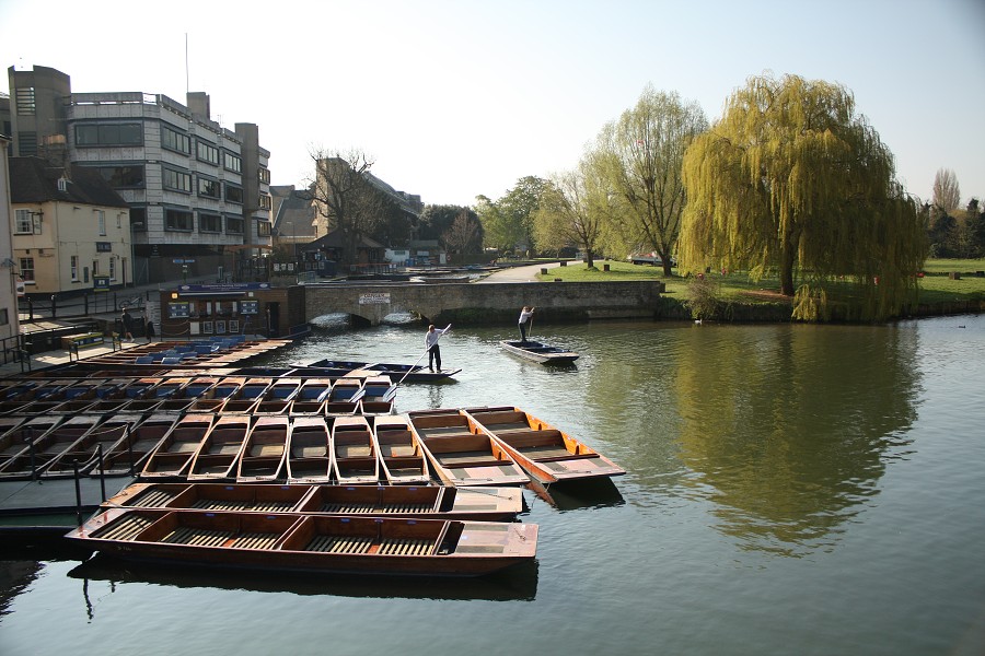 Den prvn, Cambridge - u vody