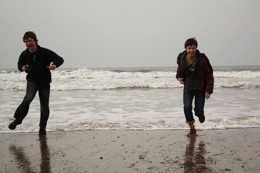 Den druh�, ut�k�me p�ed vlnou...